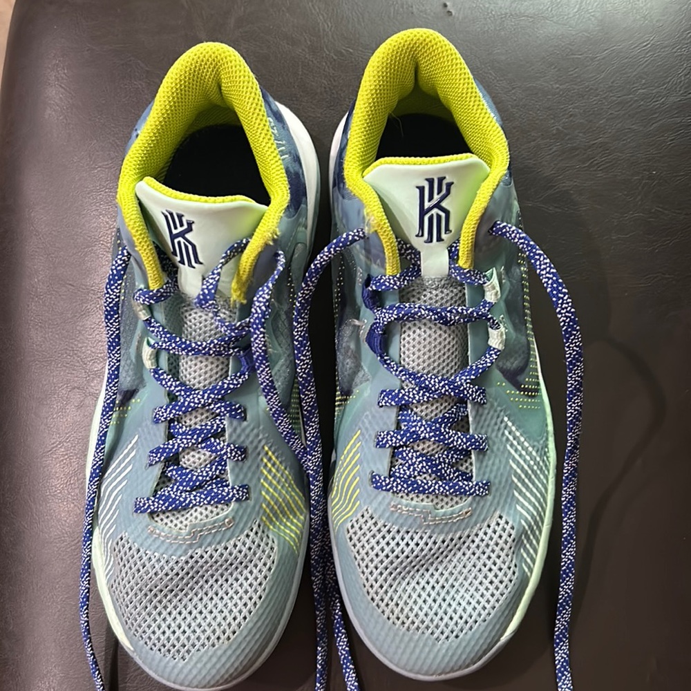 Like new girls basketball shoes